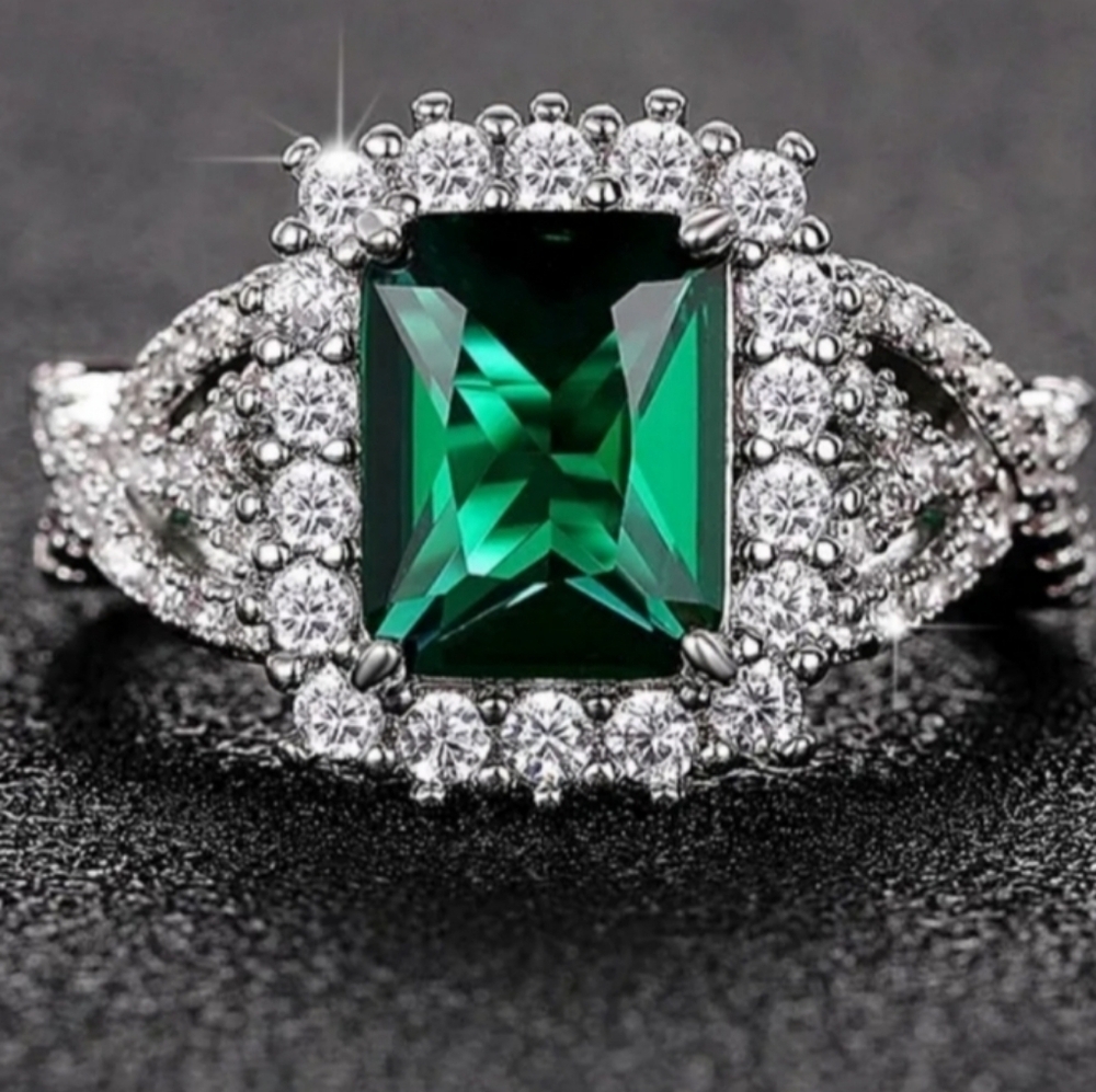 Emerald Green and Silvery Women's Ring Sz 7